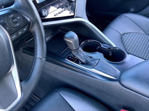 Used 2018 Toyota Camry SE w/ Convenience Package FWD image 16