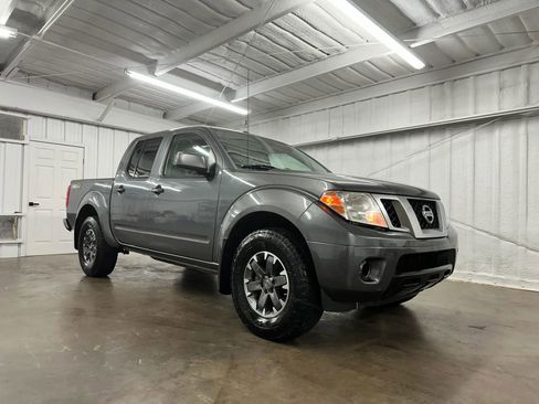 Used 2018 Nissan Frontier PRO-4X image 2