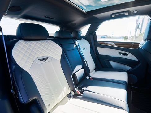 Used 2021 Bentley Bentayga image 40