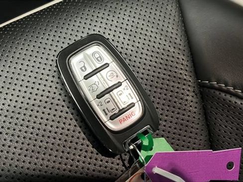 Used 2025 Chrysler Pacifica Limited FWD image 28