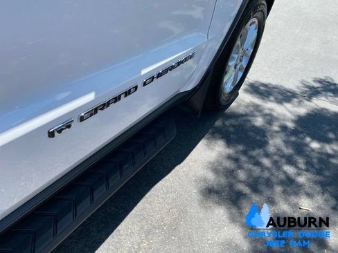 Used 2022 Jeep Grand Cherokee Laredo E AWD/4WD image 12