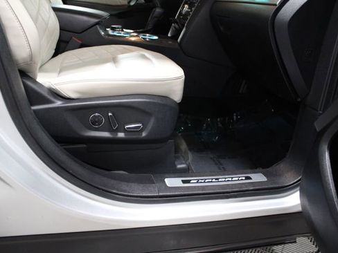 Used 2016 Ford Explorer Platinum AWD/4WD image 27