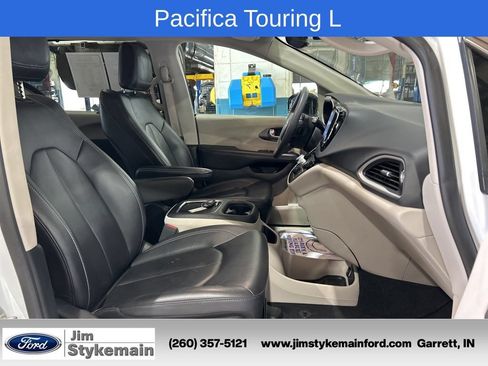 Used 2024 Chrysler Pacifica Touring-L FWD image 39