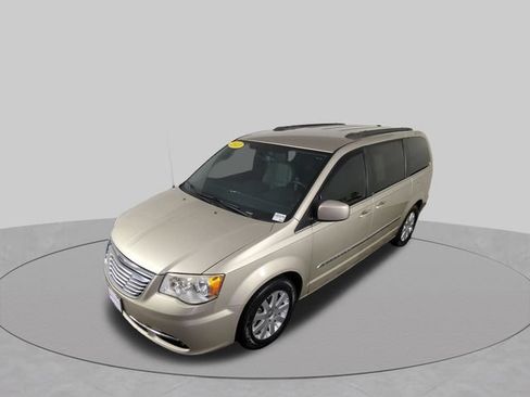 Used 2013 Chrysler Town & Country Touring FWD image 40
