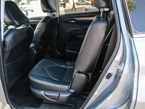 Used 2023 Toyota Highlander Platinum FWD image 10