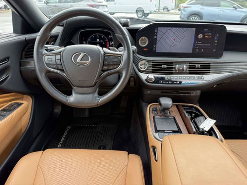 Used 2022 Lexus LS 500 AWD w/ Accessory Package (Z1) image 8