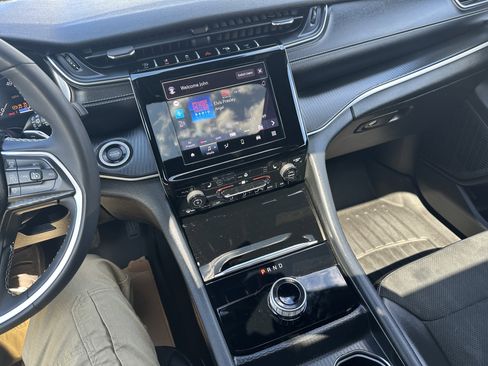 Used 2024 Jeep Grand Cherokee Altitude image 11