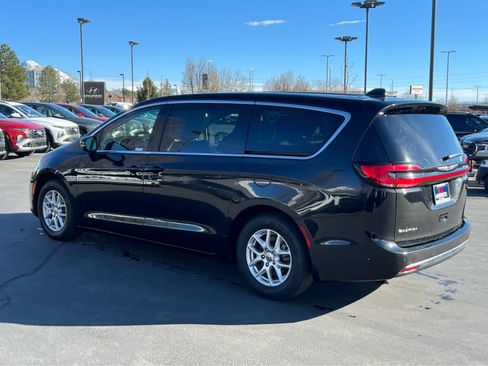 Used 2023 Chrysler Pacifica Touring-L image 11