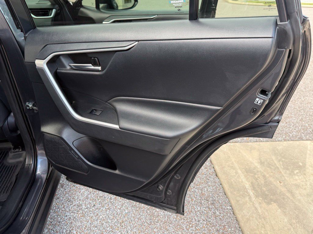 Used 2019 Toyota RAV4 XLE w/ Convenience Package FWD image 30