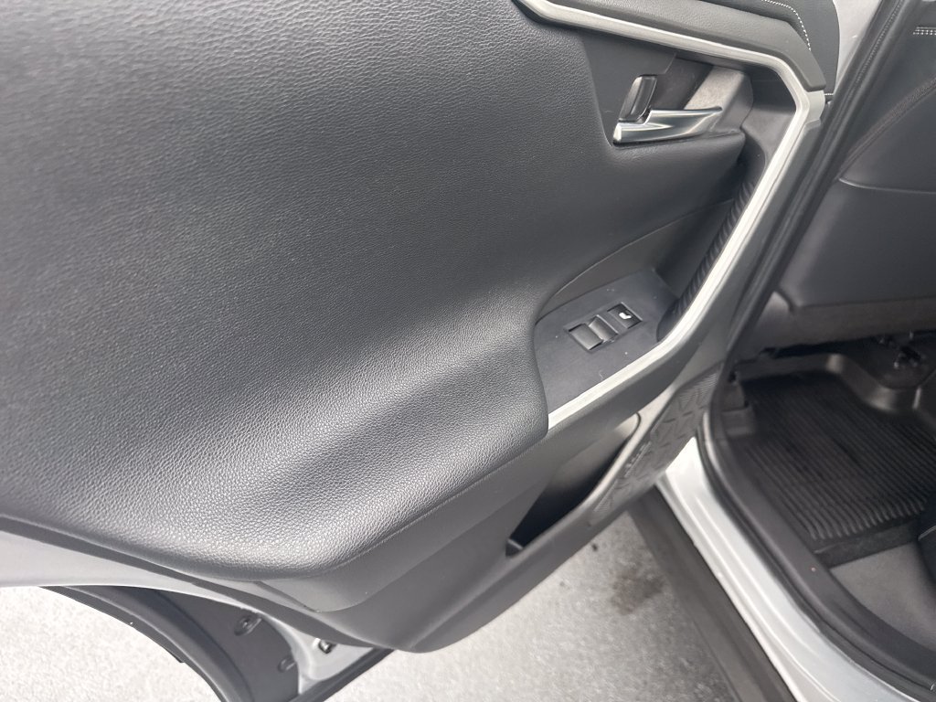 Used 2020 Toyota RAV4 Limited AWD/4WD image 18