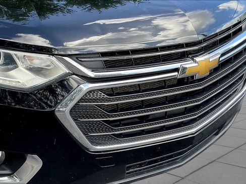 Used 2021 Chevrolet Traverse LT FWD image 30