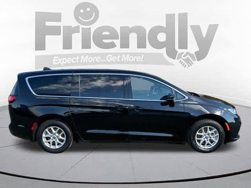 Used 2025 Chrysler Pacifica Select image 2