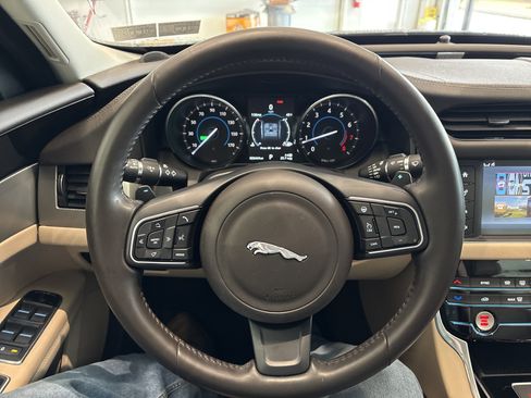 Used 2017 Jaguar XF Prestige image 24