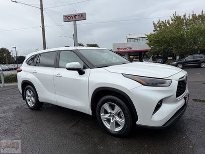 Used 2023 Toyota Highlander LE
