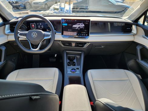 Certified 2025 Volkswagen Tiguan SE w/ Panoramic Sunroof Package image 8