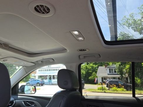 Used 2018 Chevrolet Traverse LT FWD image 4