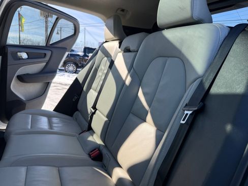 Used 2023 Volvo XC40 B5 Plus image 18