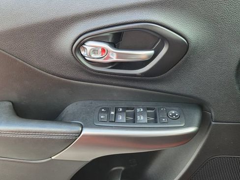 Used 2021 Jeep Cherokee Latitude FWD image 25