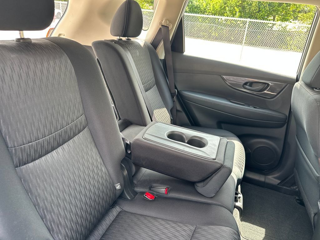 Used 2020 Nissan Rogue S FWD image 27