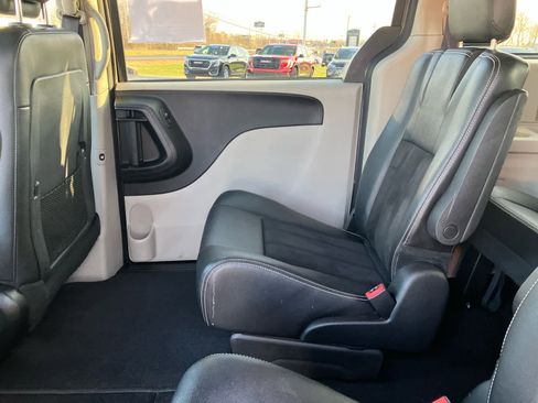 Used 2019 Dodge Grand Caravan SXT image 28