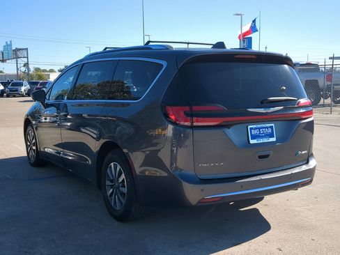 Used 2021 Chrysler Pacifica Touring-L image 6