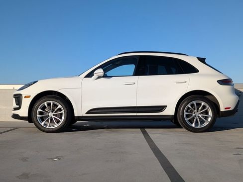 Certified 2022 Porsche Macan image 2