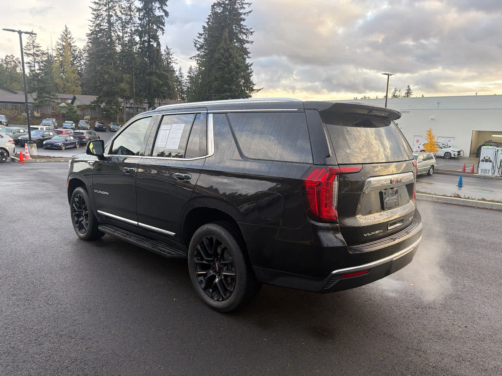Used 2022 GMC Yukon SLT w/ SLT Premium Package AWD/4WD image 3