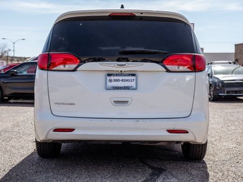 Used 2022 Chrysler Voyager LX FWD image 7
