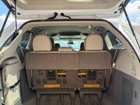 Used 2012 Toyota Sienna XLE w/ Entertainment Pkg FWD image 10