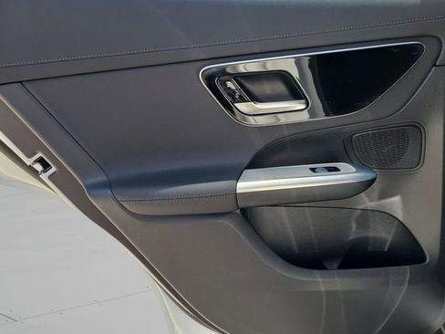 Used 2025 Mercedes-Benz GLC 300 4MATIC image 13