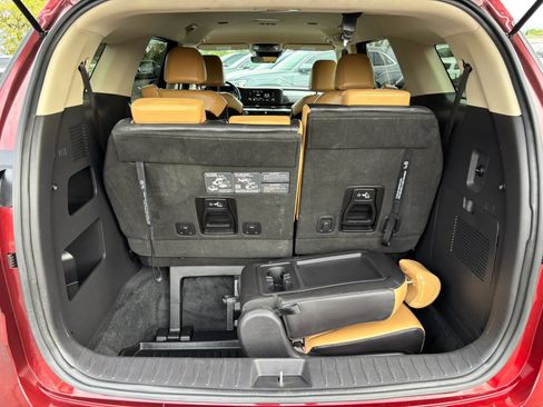 Used 2024 Kia Carnival LX FWD image 18