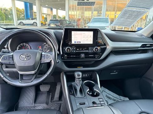 Used 2023 Toyota Highlander XLE image 12