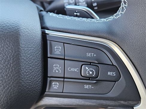 New 2025 Jeep Grand Cherokee Limited w/ Luxury Tech Group II image 28