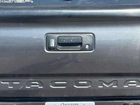Used 2017 Toyota Tacoma TRD Off-Road w/ Premium & Technology Package AWD/4WD image 48