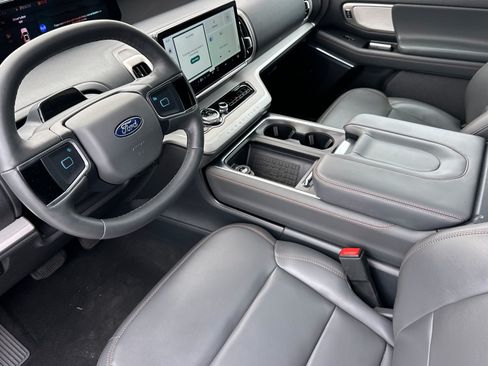 Used 2025 Ford Expedition Active AWD/4WD image 9