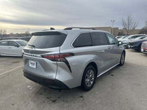 Used 2021 Toyota Sienna LE image 4