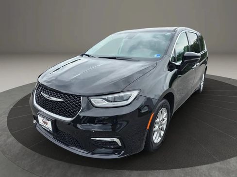 Used 2024 Chrysler Pacifica Touring-L FWD image 1