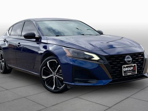 Used 2023 Nissan Altima 2.5 SR w/ SR Premium Package FWD image 3