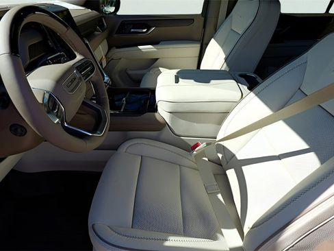 New 2026 GMC Yukon XL Denali w/ Denali Reserve Package image 9