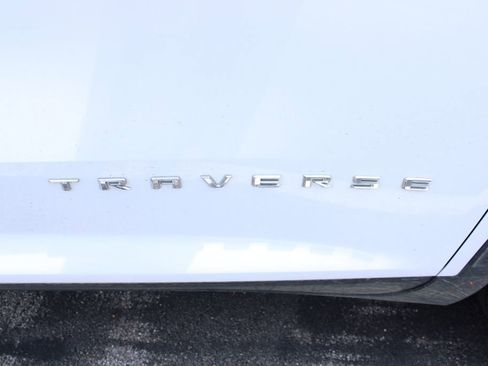 Used 2025 Chevrolet Traverse LT FWD image 6
