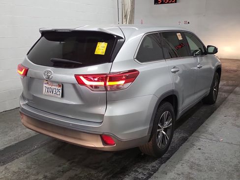 Used 2017 Toyota Highlander LE w/ Carpet Mat Package image 6
