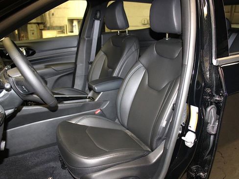 New 2026 Jeep Compass Limited image 25