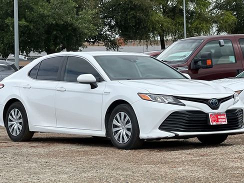 Used 2020 Toyota Camry LE image 10