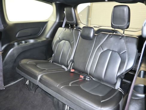Used 2024 Chrysler Pacifica Select image 24