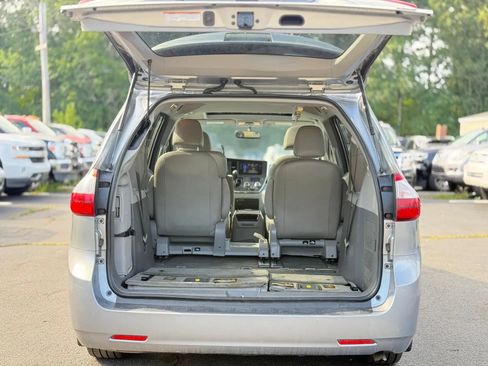 Used 2017 Toyota Sienna XLE w/ Outdoor Package FWD image 8
