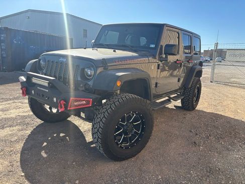 Used 2016 Jeep Wrangler Unlimited Rubicon w/ Connectivity Group image 3
