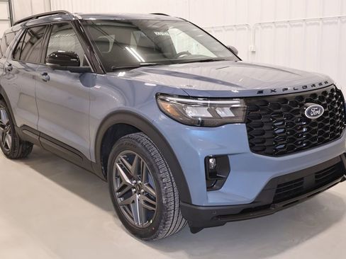 New 2026 Ford Explorer ST-Line w/ ST-Line Street Pack AWD/4WD image 3