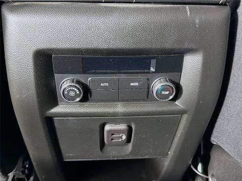 Used 2023 Chevrolet Traverse LT image 24