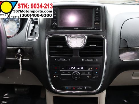 Used 2014 Chrysler Town & Country Touring image 19