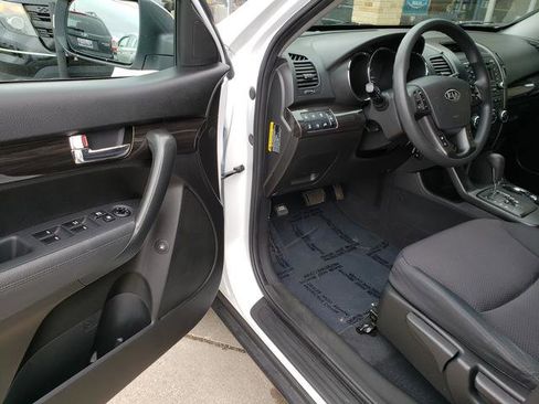 Used 2011 Kia Sorento LX w/ Convenience Pkg image 10